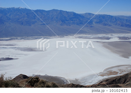 デスバレーバッドウォーターの風景 Bad Water Basin in Death Valley 10102415