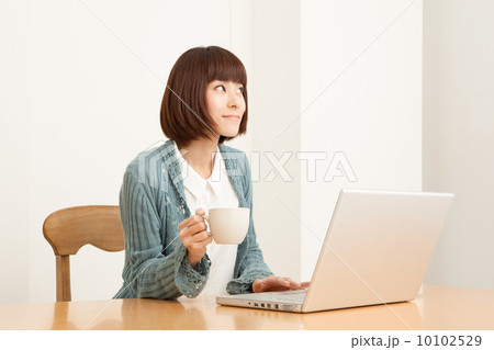 パソコンを見ている女性 10102529