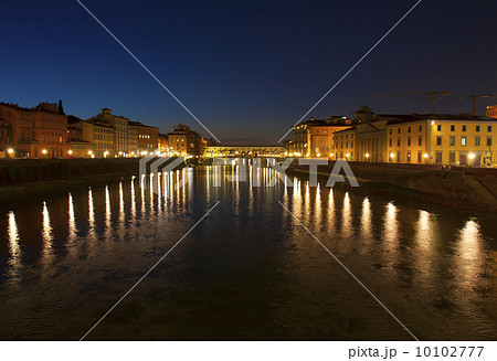 フィレンツェ　アルノ川の夜景　ベッキオ橋を望む 10102777
