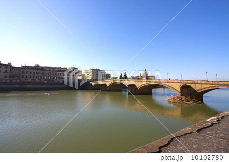 フィレンツェ　アルノ川　サンタトリニタ橋を望む 10102780