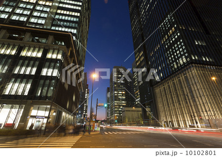 日本最大級のオフィス街 大手町 丸の内 夜景イメージの写真素材