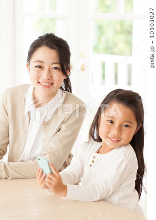 母子　親子　スマートフォン 10103027