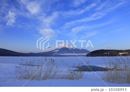雪の山中湖と富士 雪の山中湖と富士 10108953