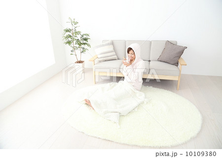 冬にスープで暖まる女性 冬にスープで暖まる女性 10109380