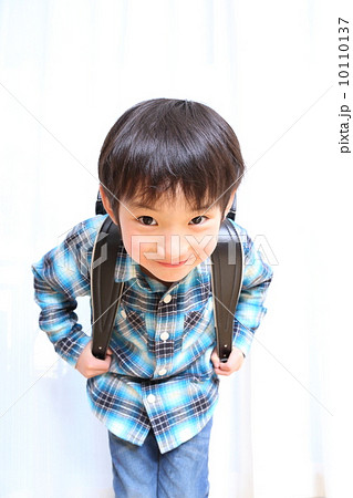 お辞儀する小学生の男の子 10110137