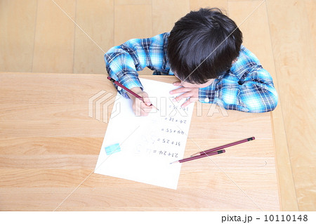 小学生 幼児 勉強シーン(俯瞰) 小学生 幼児 勉強シーン(俯瞰) 10110148