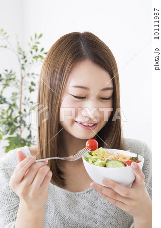サラダを食べる女性 サラダを食べる女性 10111937