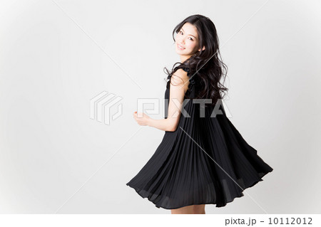 黒いワンピースの女性 黒いワンピースの女性 10112012
