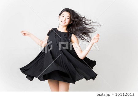 黒いワンピースの女性 黒いワンピースの女性 10112013