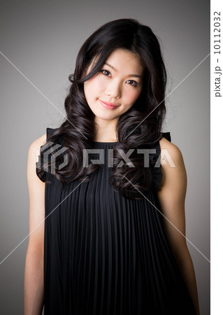 黒いワンピースの女性 10112032