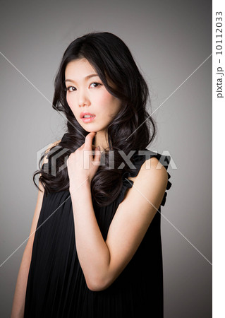 黒いワンピースの女性 10112033
