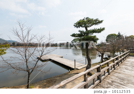 京都　大覚寺　五大堂から眺める大沢池 10112535