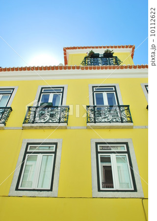 Bright sun with a traditional house building in Lisbon Bright sun with a traditional house building in Lisbon 10112622