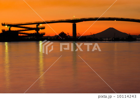 千葉県の富士山のある風景・木更津市「中の島大橋と富士山」 10114243