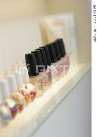 店頭に並ぶマニキュア 10114390