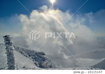 冬の雌阿寒岳山頂① 10115147