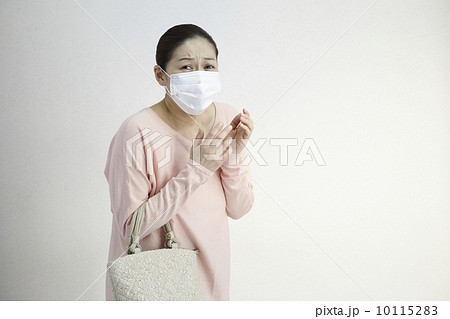 マスクをした女性　ミドルエイジ 10115283
