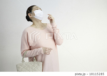 マスクをした女性　ミドルエイジ 10115285
