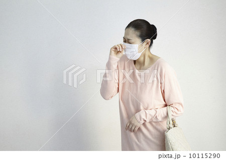 マスクをした女性　ミドルエイジ 10115290