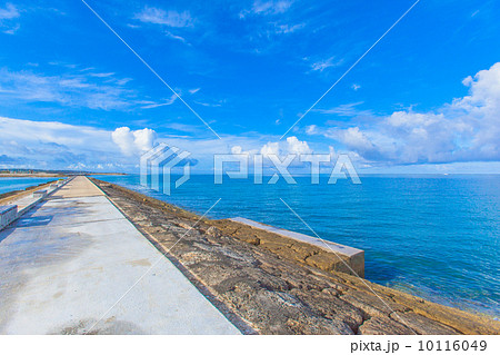 防波堤上の道から見る海の写真素材