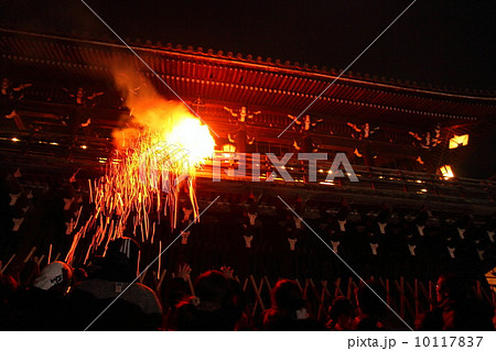 お水取り　歩く松明 10117837