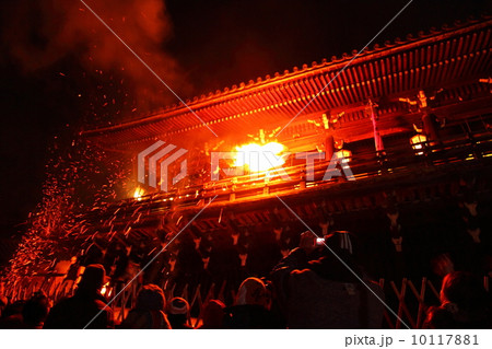 お水取り　走る松明 10117881