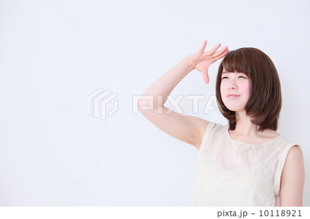 日差しを遮る女性 10118921