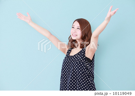 手を広げる女性の写真素材