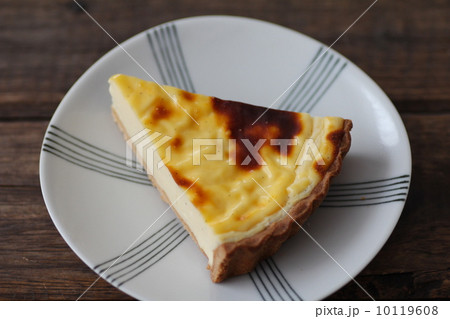 焼き目しっかりのカットしたチーズタルトケーキ 10119608