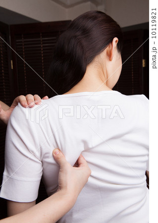 整体（本物のプロのマッサージ師による施術風景） 10119821