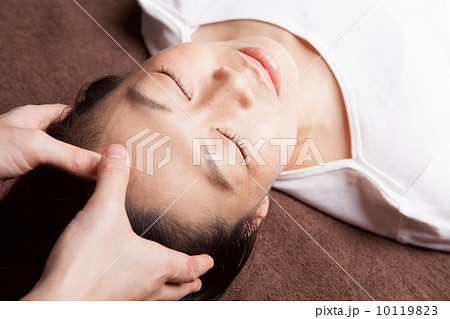 ヘッドマッサージ(プロによる本物の施術風景) ヘッドマッサージ(プロによる本物の施術風景) 10119823