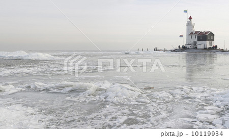Panorama of the drifting ice in the lake (Marken, the Netherlan 10119934
