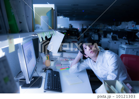 悩むビジネスマン 悩むビジネスマン 10121303