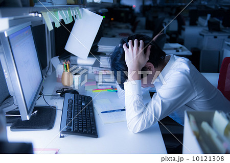 悩むビジネスマン 10121308