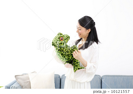 ぬいぐるみと遊ぶ女性 10121557