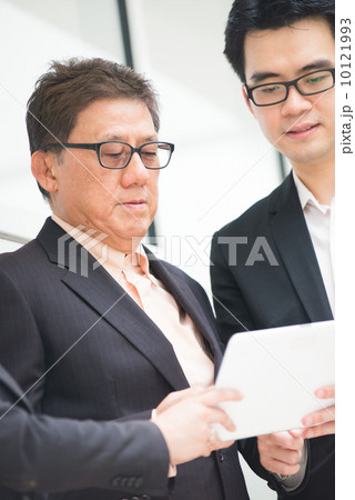 asian business team presenting report to ceo with office backgro 10121993