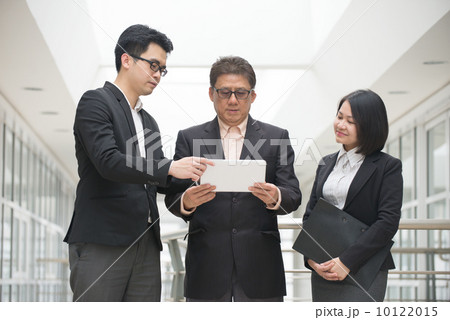 asian business meeting with ceo using tablet 10122015