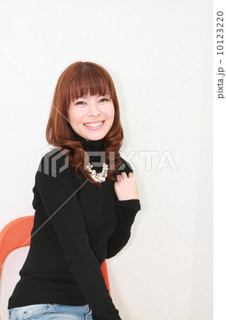 黒いニットの若い美女 黒いニットの若い美女 10123220