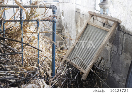 abandoned room 10123725