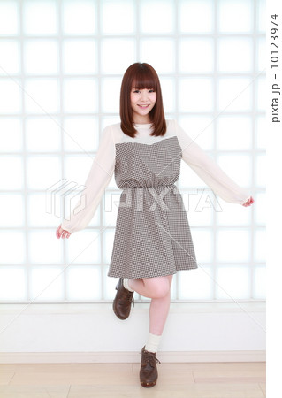 ストレートセミロングの美少女 ストレートセミロングの美少女 10123974