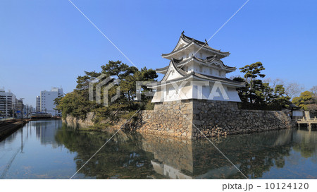 高松市立玉藻公園「高松城」の艮櫓と旭橋、中堀沿いを走るコトデン 10124120