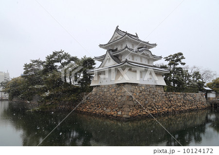雪の高松市立玉藻公園「高松城(玉藻城)」(艮櫓と旭橋、中堀) 雪の高松市立玉藻公園「高松城(玉藻城)」(艮櫓と旭橋、中堀) 10124172