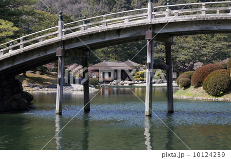 特別名勝「栗林公園」南庭南湖の偃月橋と掬月亭 10124239