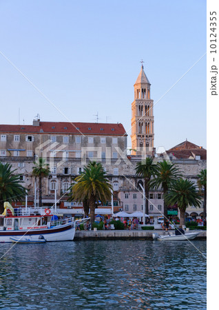 クロアチア 夕暮れ時のスプリットの町並み クロアチア 夕暮れ時のスプリットの町並み 10124355