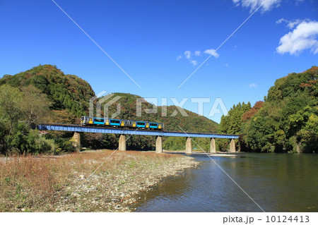 水郡線「晩秋の奥久慈風景とカラフルな列車」 10124413