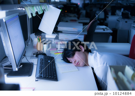 諦める若手社員 10124884