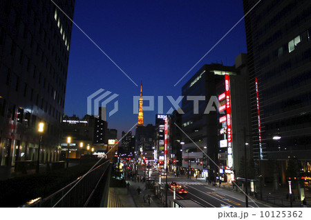 浜松町駅前の夜景とその向こうに東京タワー 10125362