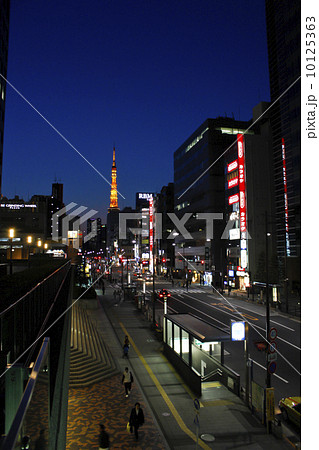 浜松町駅前の夜景とその向こうに東京タワー 10125363