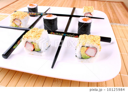 Play tic tac toe with sushi and black chopsticks 10125984