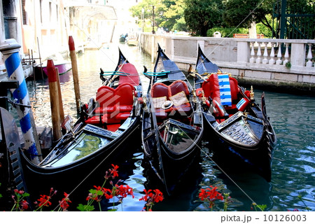 Three waiting gondola Three waiting gondola 10126003